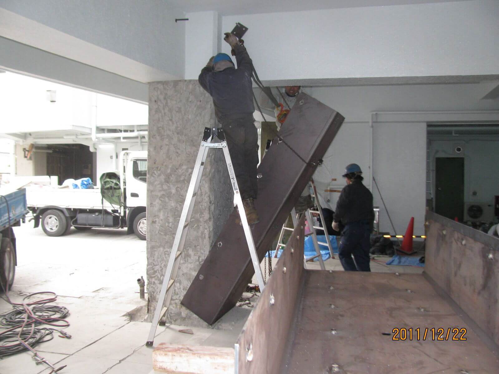 耐震補強工事アラミド繊維巻き付け鉄板補強